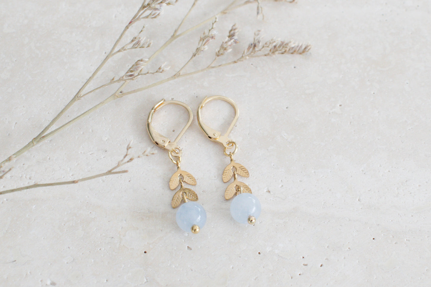 Goldene Ohrringe mit Blättern und Aquamarin, Naturstein Ohrringe, Boho Ohrringe