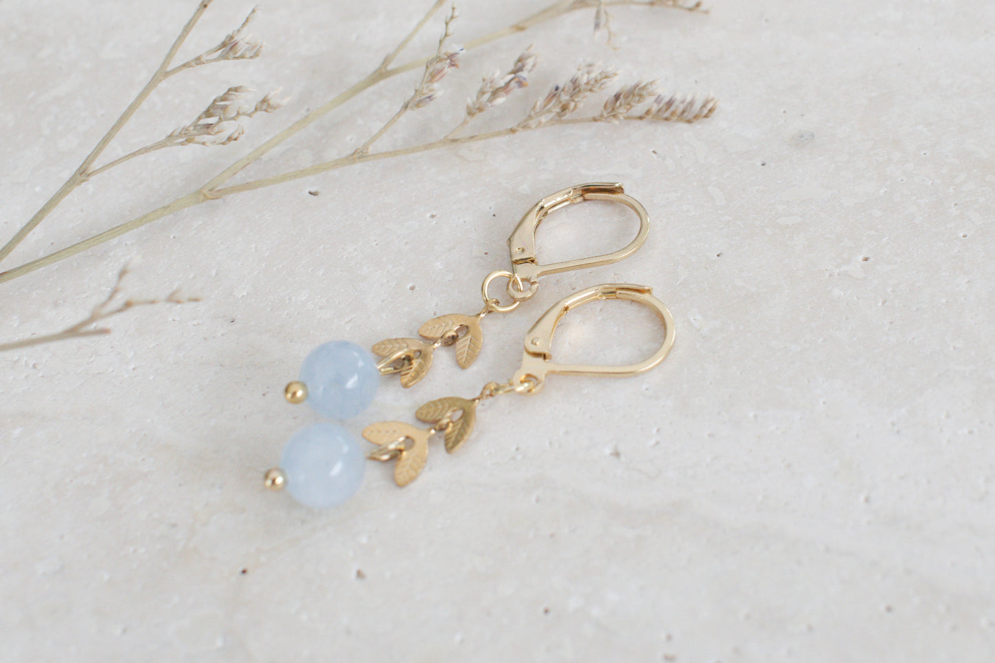 Goldene Ohrringe mit Blättern und Aquamarin, Naturstein Ohrringe, Boho Ohrringe