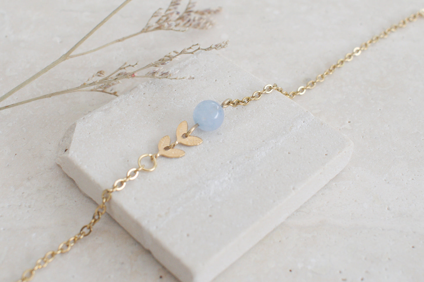 Goldenes Armband mit Blättern und Aquamarin, Edelstein Schmuck, Boho Schmuck