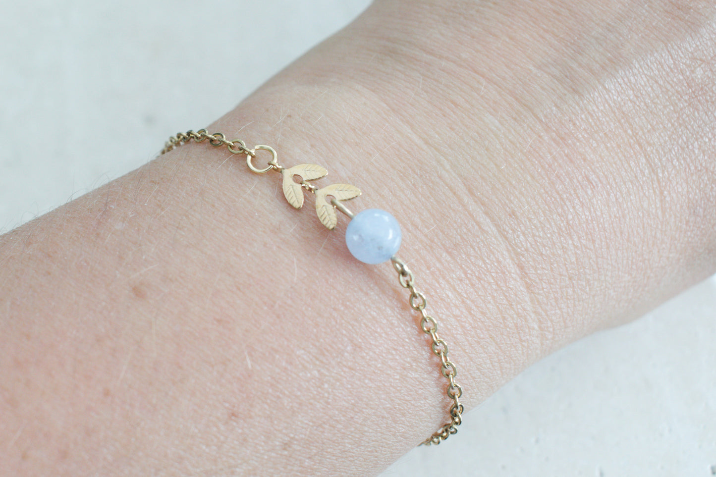 Goldenes Armband mit Blättern und Aquamarin, Edelstein Schmuck, Boho Schmuck
