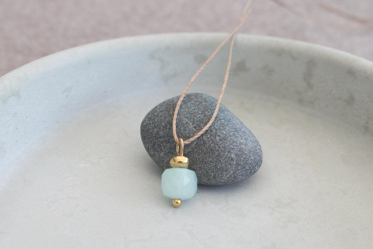 Goldene Jade Halskette in hellem türkis – Eleganter Edelstein Anhänger mit goldener Perle und braunem Nylonband