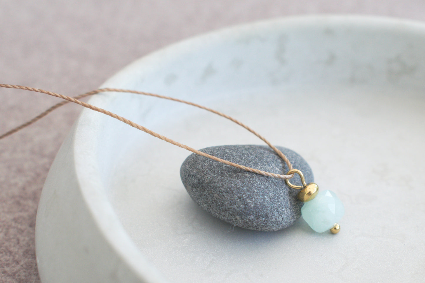 Goldene Jade Halskette in hellem türkis – Eleganter Edelstein Anhänger mit goldener Perle und braunem Nylonband