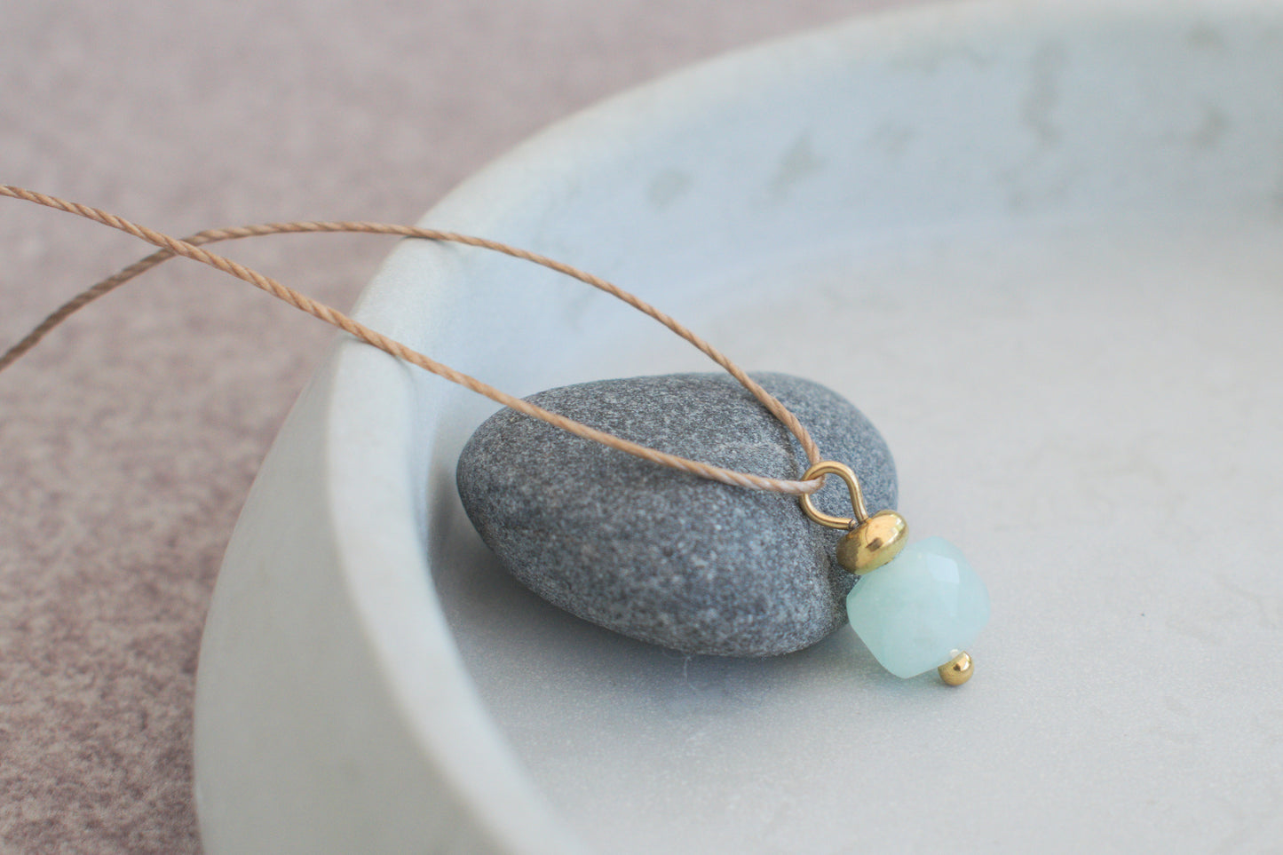 Goldene Jade Halskette in hellem türkis – Eleganter Edelstein Anhänger mit goldener Perle und braunem Nylonband
