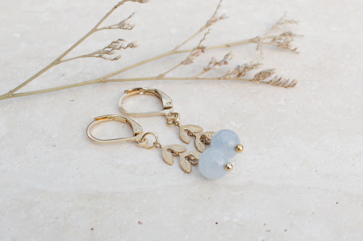 Goldene Ohrringe mit Blättern und Aquamarin, Naturstein Ohrringe, Boho Ohrringe