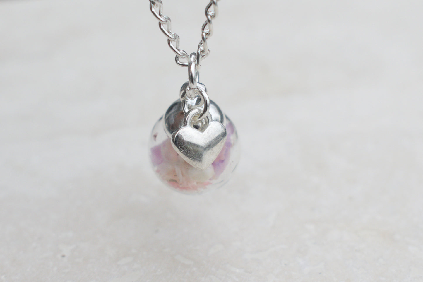 Zarte Frühlings-Halskette mit echten Blüten in Glaskugel – Edelstahl, Herz-Anhänger, skandinavischer Schmuck