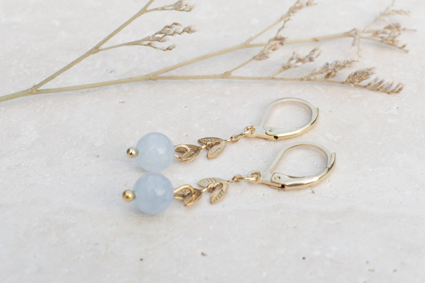 Goldene Ohrringe mit Blättern und Aquamarin, Naturstein Ohrringe, Boho Ohrringe
