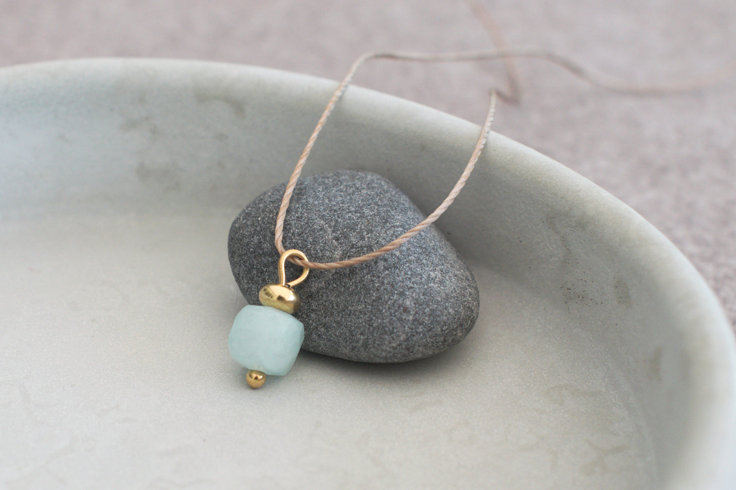 Goldene Jade Halskette in hellem türkis – Eleganter Edelstein Anhänger mit goldener Perle und braunem Nylonband