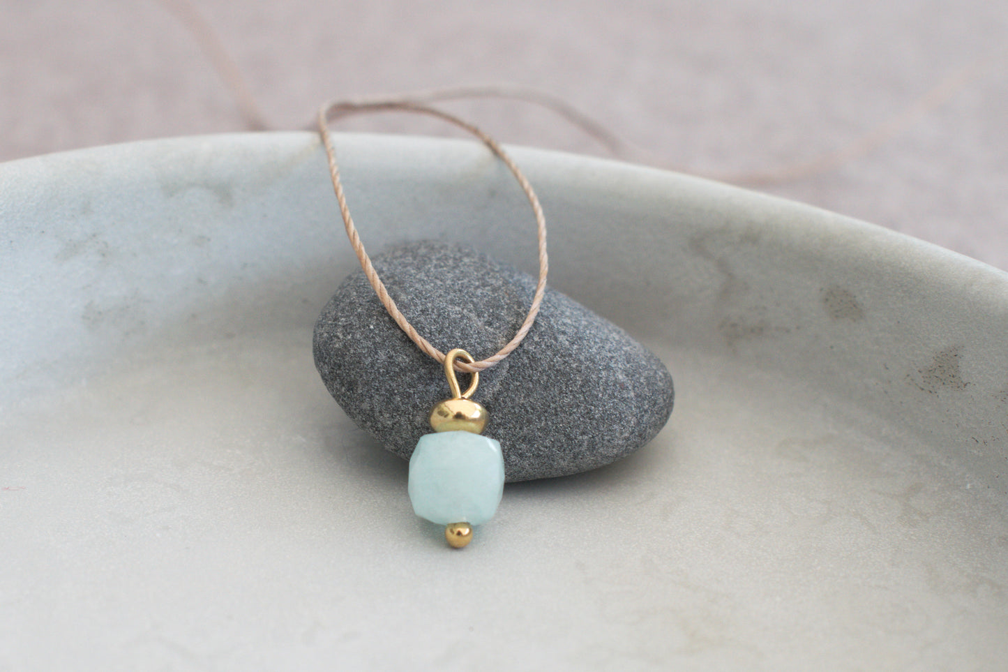 Goldene Jade Halskette in hellem türkis – Eleganter Edelstein Anhänger mit goldener Perle und braunem Nylonband