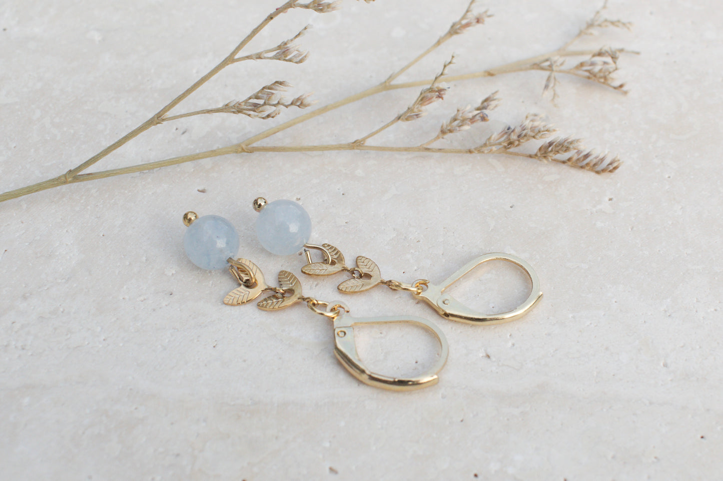 Goldene Ohrringe mit Blättern und Aquamarin, Naturstein Ohrringe, Boho Ohrringe
