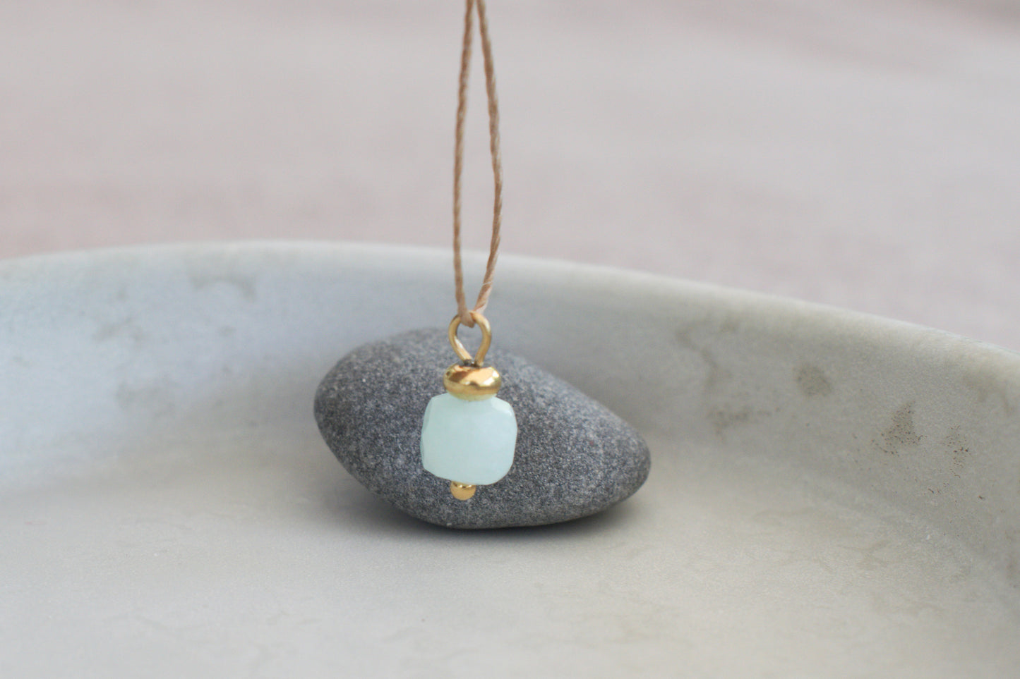 Goldene Jade Halskette in hellem türkis – Eleganter Edelstein Anhänger mit goldener Perle und braunem Nylonband