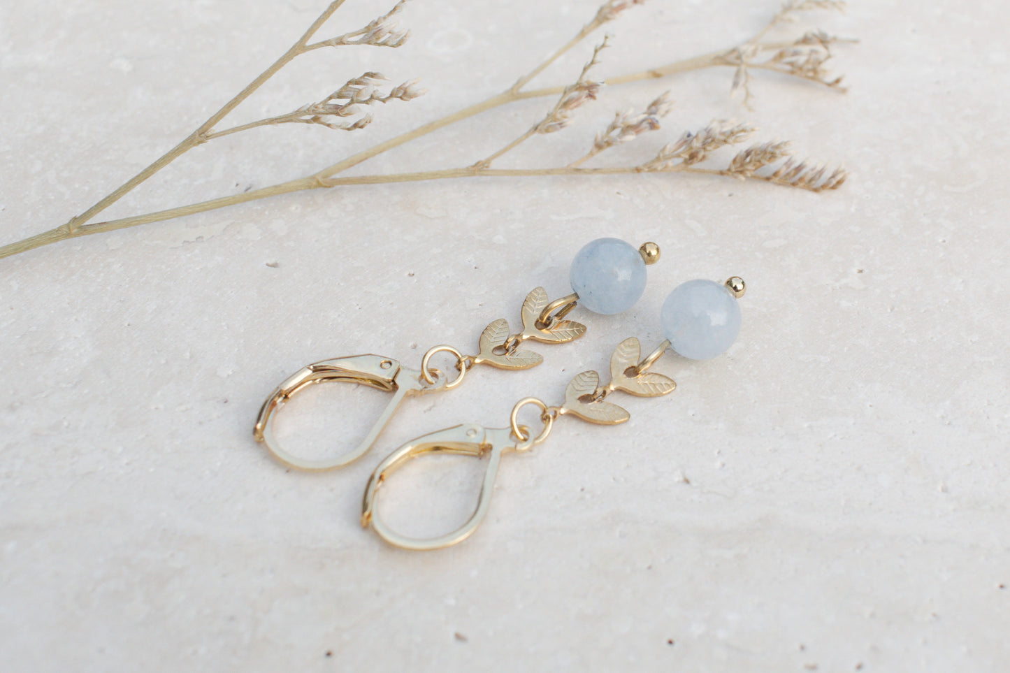Goldene Ohrringe mit Blättern und Aquamarin, Naturstein Ohrringe, Boho Ohrringe