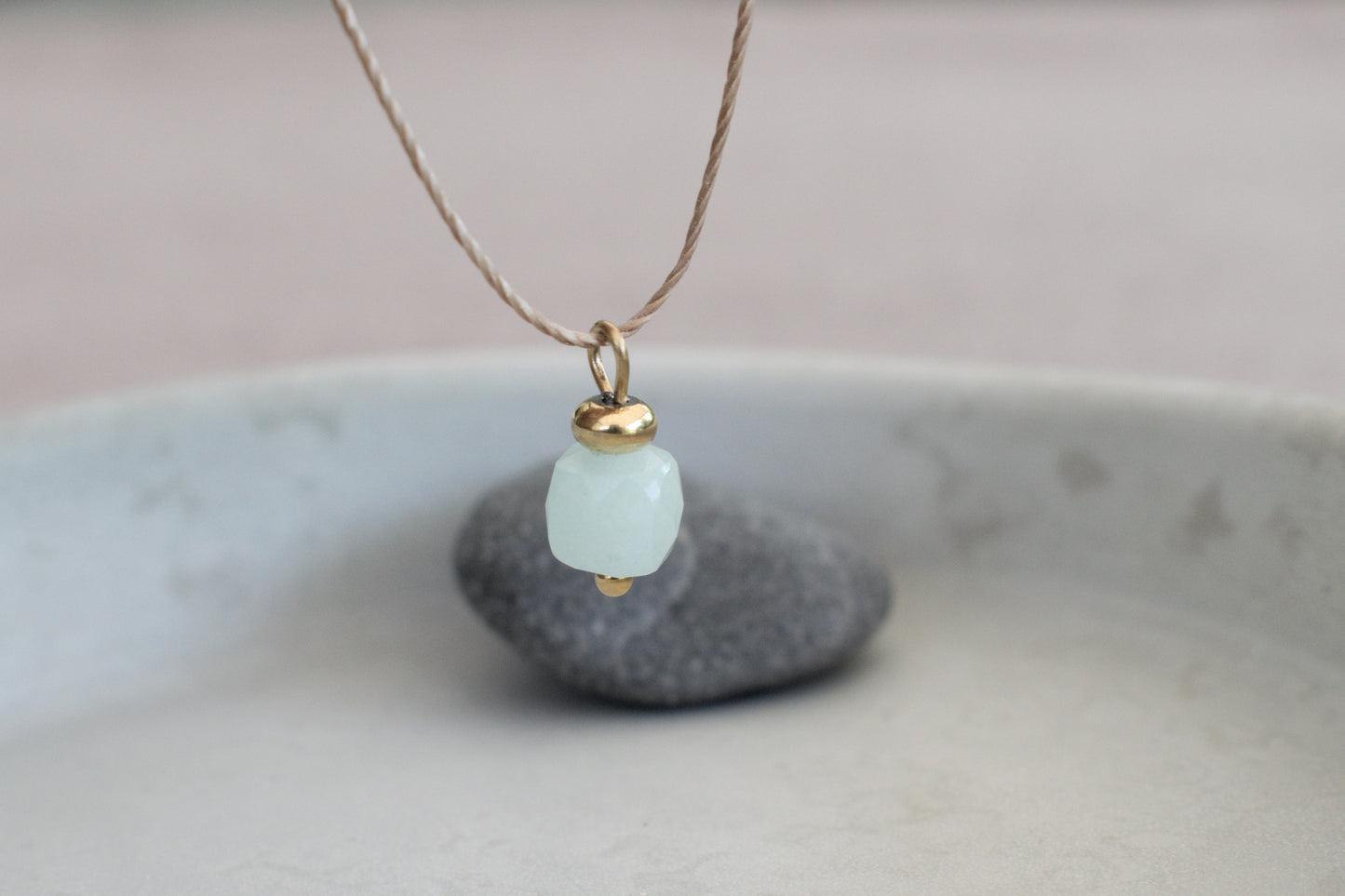 Goldene Jade Halskette in hellem türkis – Eleganter Edelstein Anhänger mit goldener Perle und braunem Nylonband