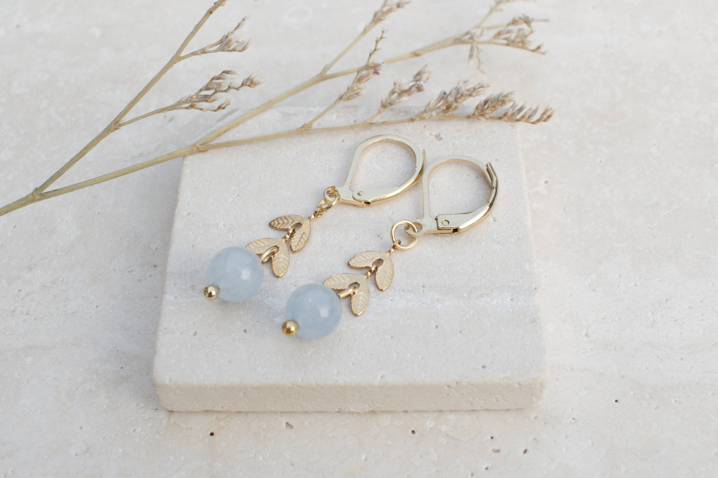 Goldene Ohrringe mit Blättern und Aquamarin, Naturstein Ohrringe, Boho Ohrringe