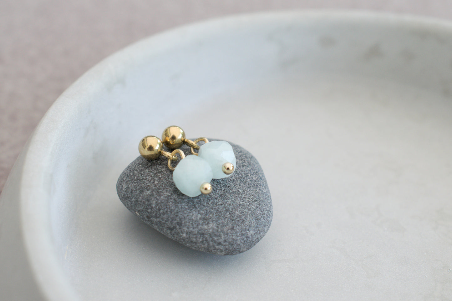 Goldene Jade Halskette in hellem türkis – Eleganter Edelstein Anhänger mit goldener Perle und braunem Nylonband