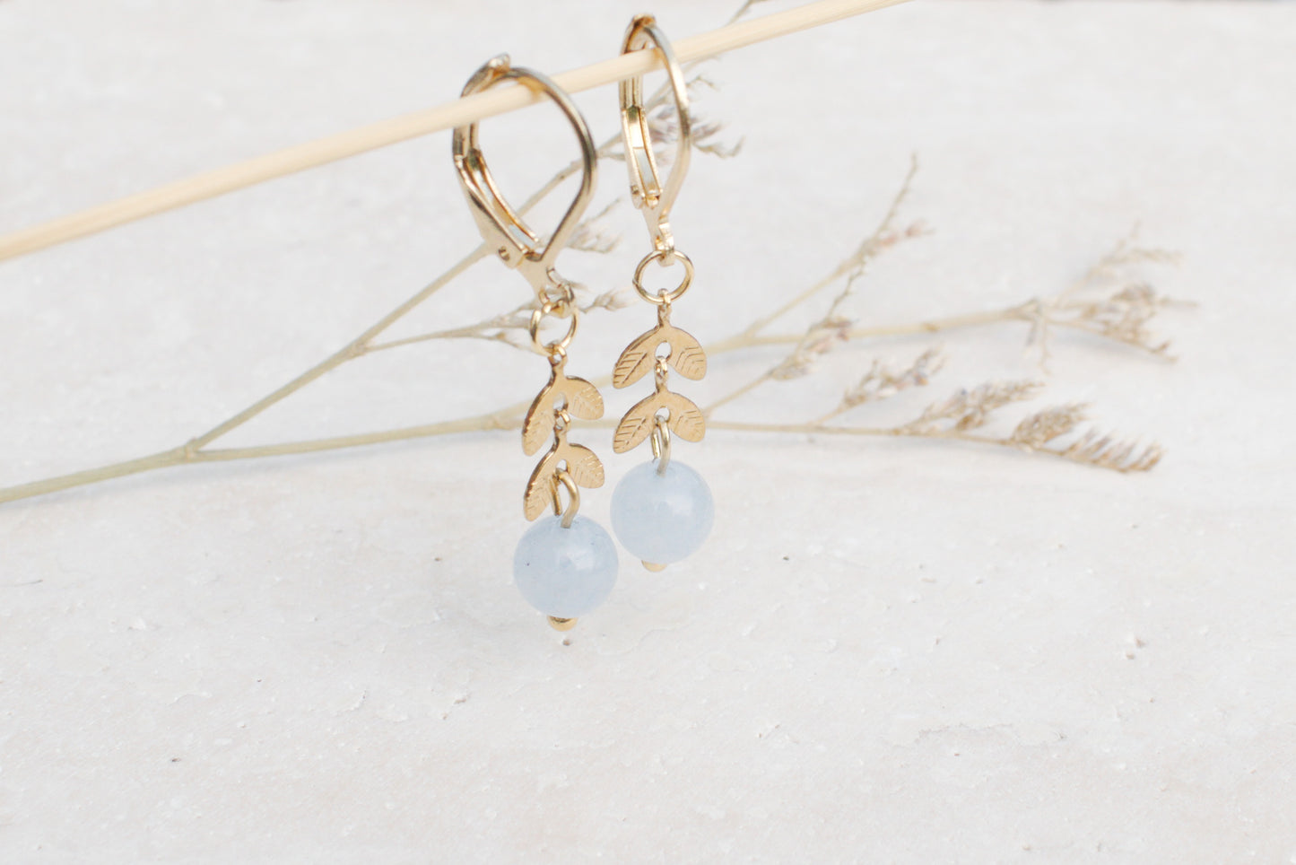 Goldene Ohrringe mit Blättern und Aquamarin, Naturstein Ohrringe, Boho Ohrringe