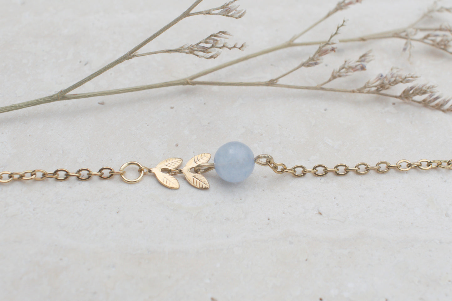 Goldenes Armband mit Blättern und Aquamarin, Edelstein Schmuck, Boho Schmuck