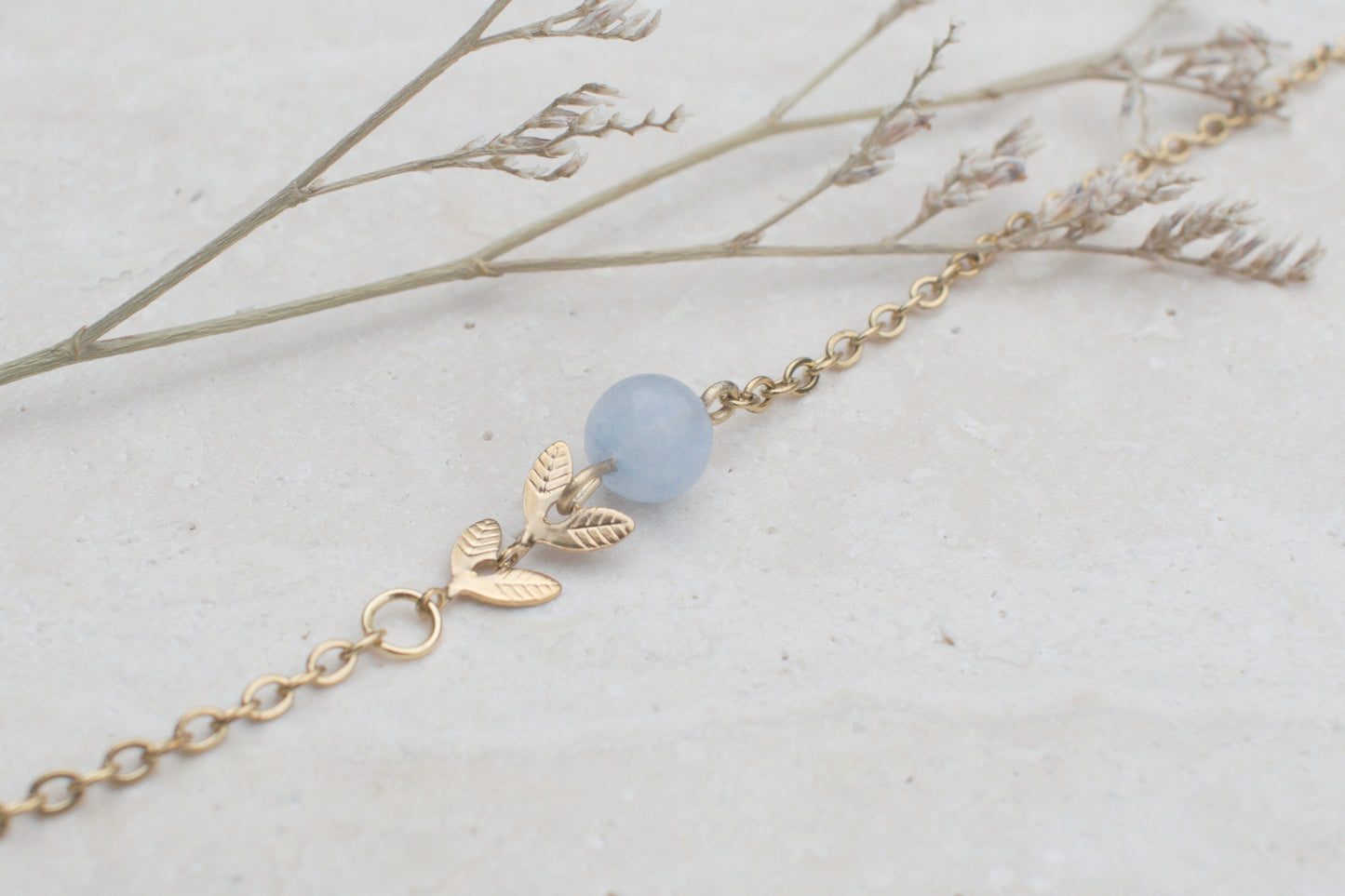 Goldenes Armband mit Blättern und Aquamarin, Edelstein Schmuck, Boho Schmuck