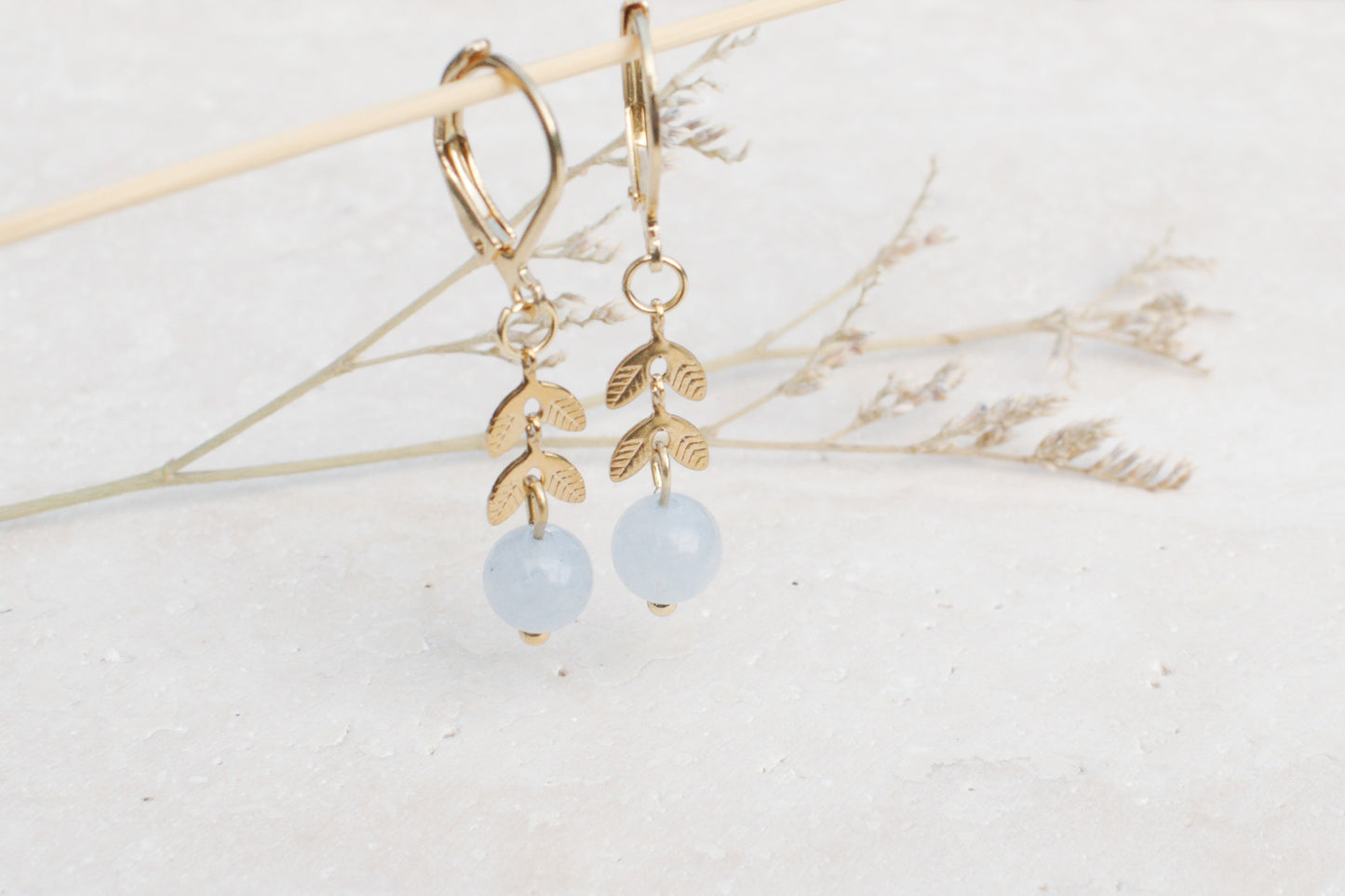Goldenes Armband mit Blättern und Aquamarin, Edelstein Schmuck, Boho Schmuck