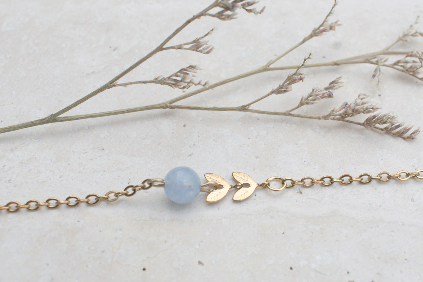Goldenes Armband mit Blättern und Aquamarin, Edelstein Schmuck, Boho Schmuck