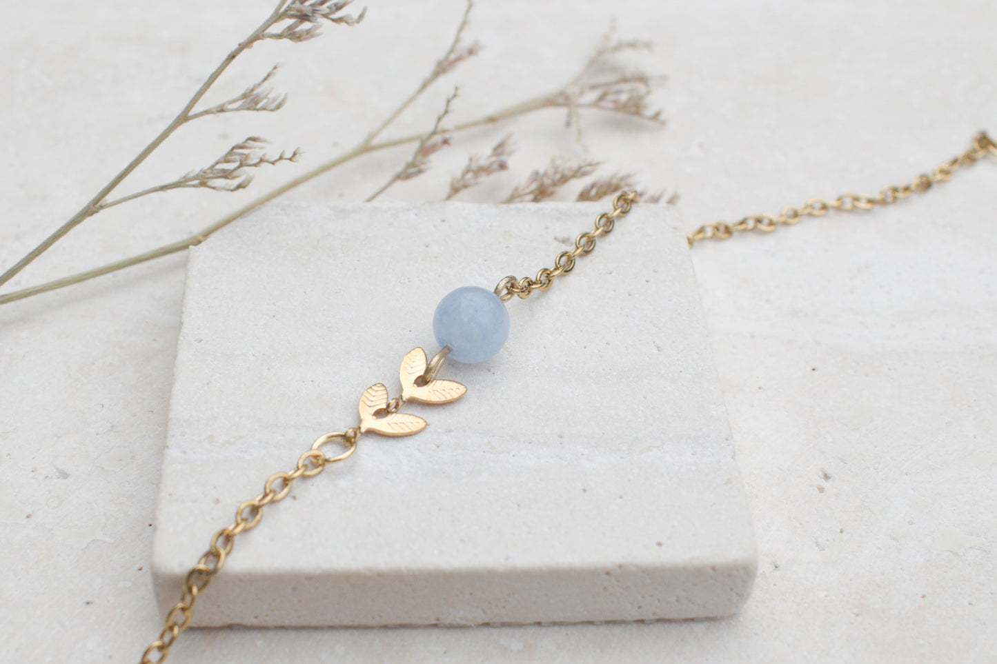 Goldene Ohrringe mit Blättern und Aquamarin, Naturstein Ohrringe, Boho Ohrringe