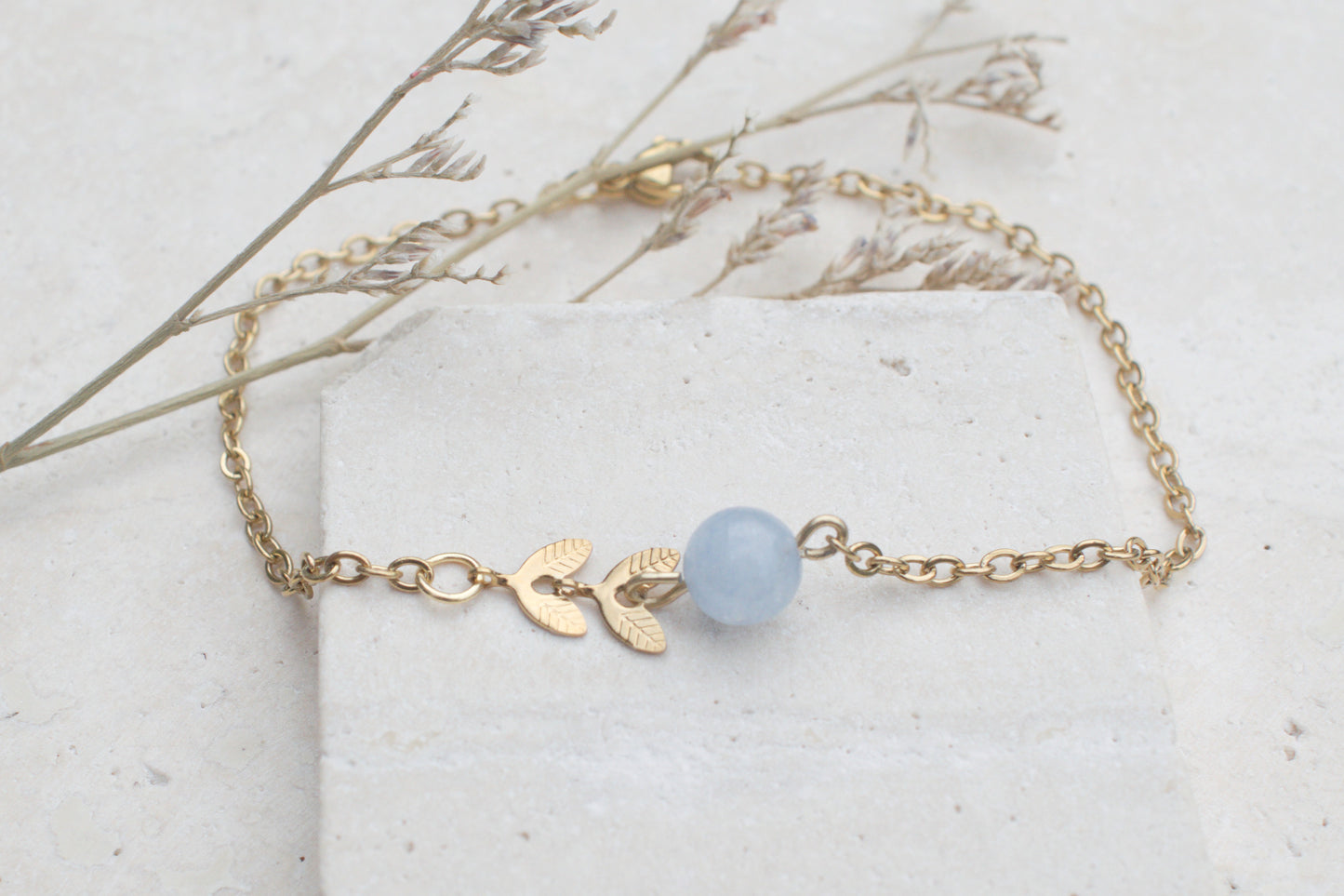 Goldenes Armband mit Blättern und Aquamarin, Edelstein Schmuck, Boho Schmuck