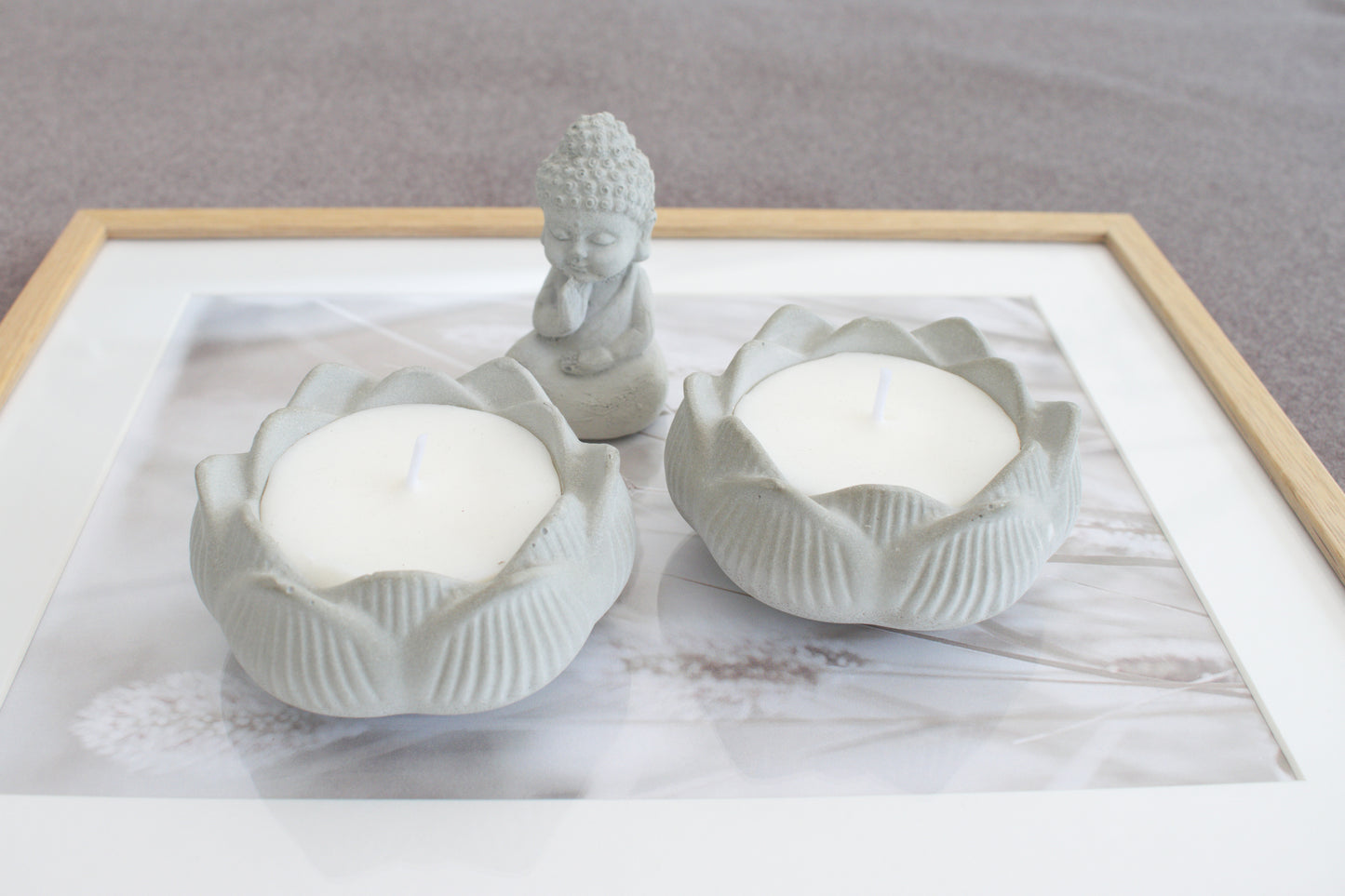 Handgemachte Lotuskerze aus Beton – Duftkerze mit zartem Vanilleduft in weiß oder grau, Geschenkidee