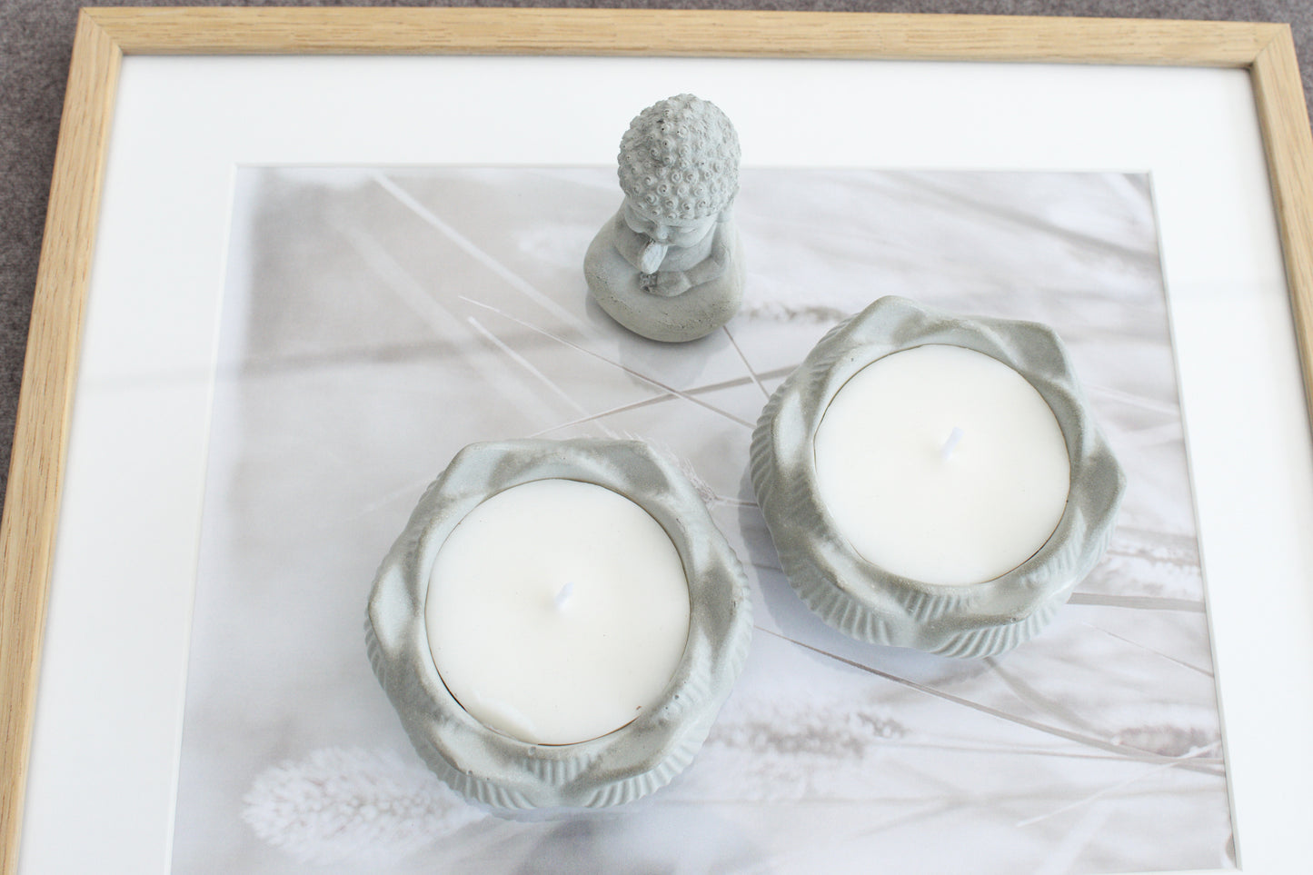 Handgemachte Lotuskerze aus Beton – Duftkerze mit zartem Vanilleduft in weiß oder grau, Geschenkidee