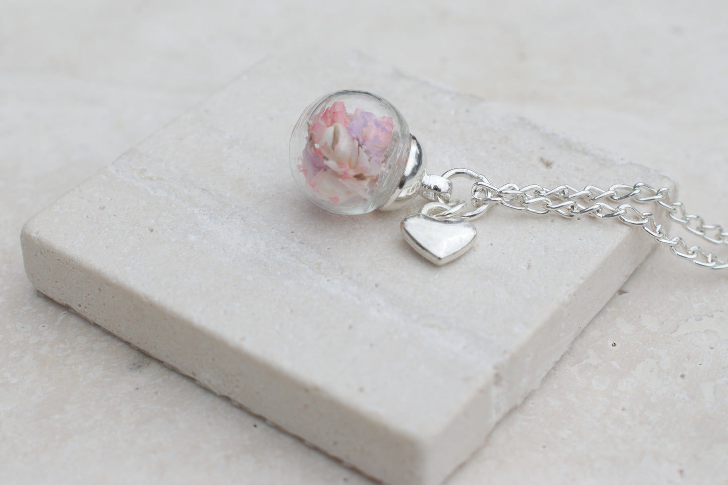 Zarte Frühlings-Halskette mit echten Blüten in Glaskugel – Edelstahl, Herz-Anhänger, skandinavischer Schmuck