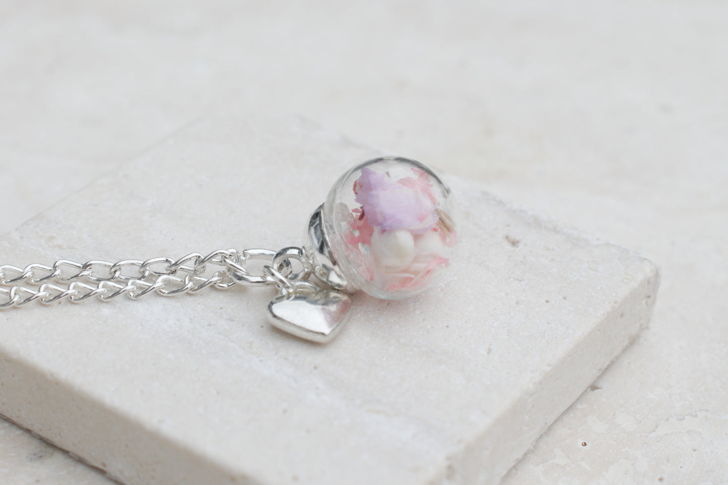 Zarte Frühlings-Halskette mit echten Blüten in Glaskugel – Edelstahl, Herz-Anhänger, skandinavischer Schmuck