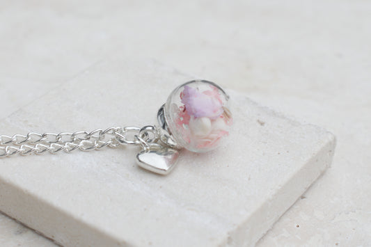 Zarte Frühlings-Halskette mit echten Blüten in Glaskugel – Edelstahl, Herz-Anhänger, skandinavischer Schmuck