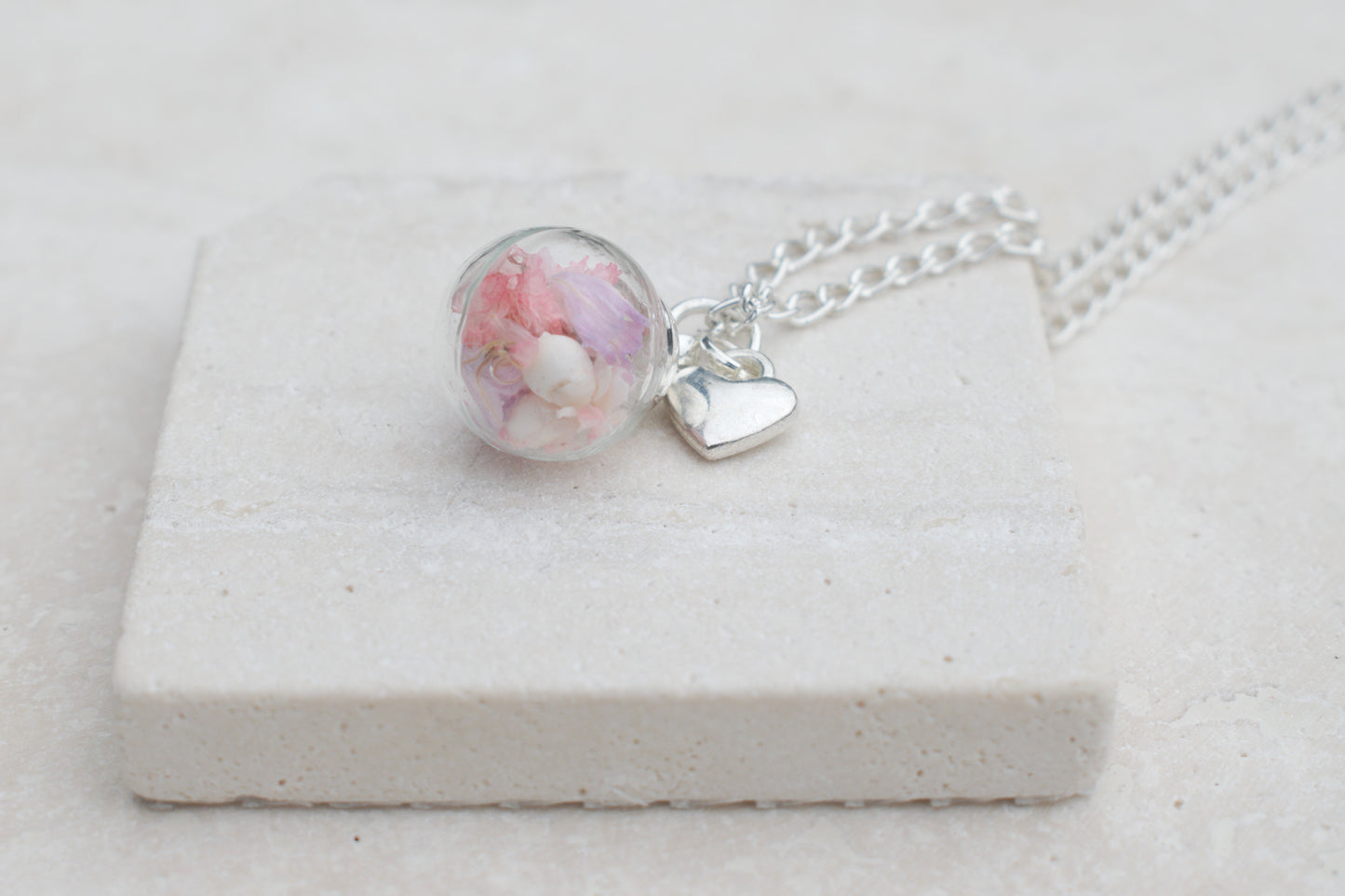 Zarte Frühlings-Halskette mit echten Blüten in Glaskugel – Edelstahl, Herz-Anhänger, skandinavischer Schmuck