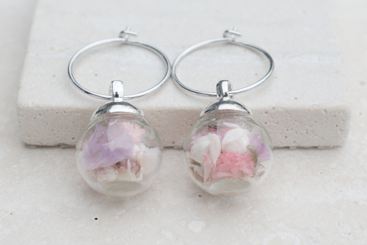 Silberne Creolen Ohrringe mit echten Blüten in Glasperle – Skandi Schmuck – Naturschmuck – Florale Ohrringe minimalistisch