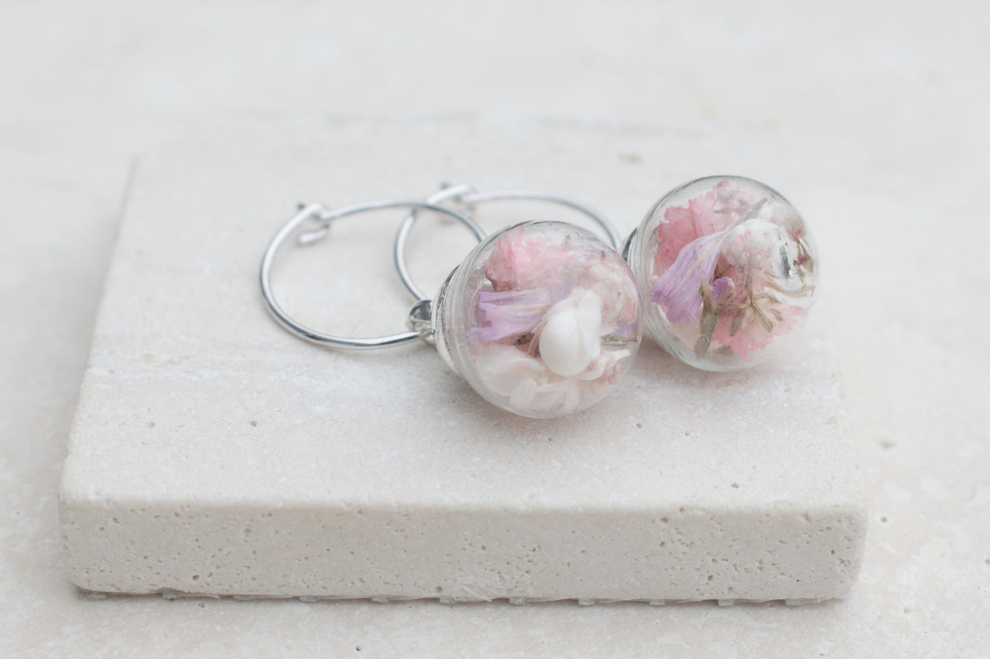 Silberne Creolen Ohrringe mit echten Blüten in Glasperle – Skandi Schmuck – Naturschmuck – Florale Ohrringe minimalistisch