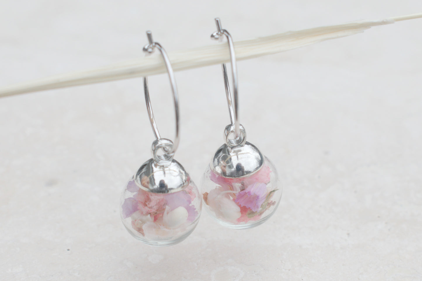 Silberne Creolen Ohrringe mit echten Blüten in Glasperle – Skandi Schmuck – Naturschmuck – Florale Ohrringe minimalistisch