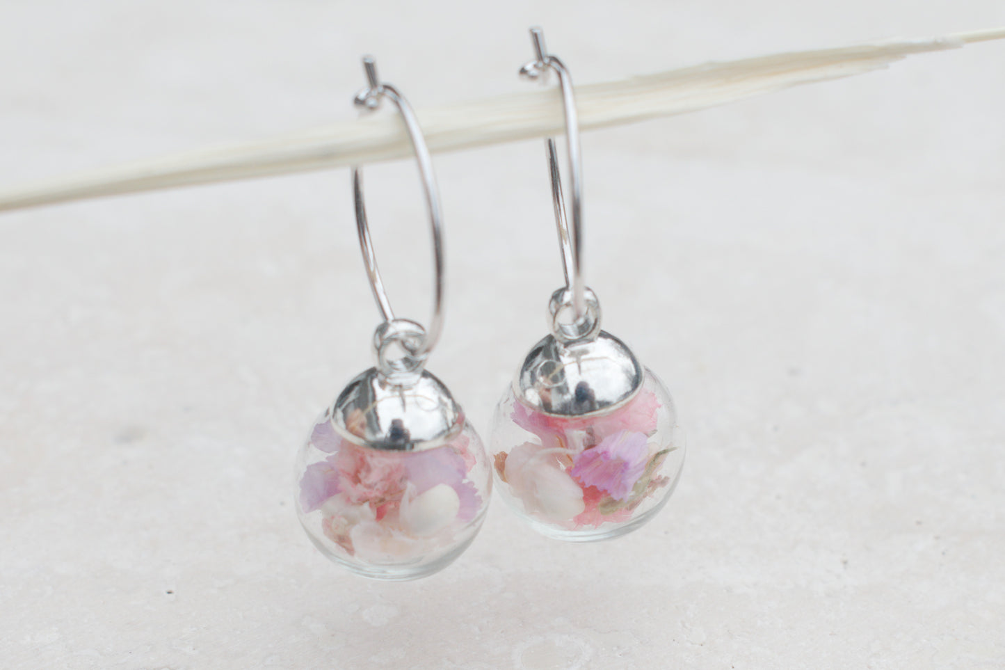 Silberne Creolen Ohrringe mit echten Blüten in Glasperle – Skandi Schmuck – Naturschmuck – Florale Ohrringe minimalistisch