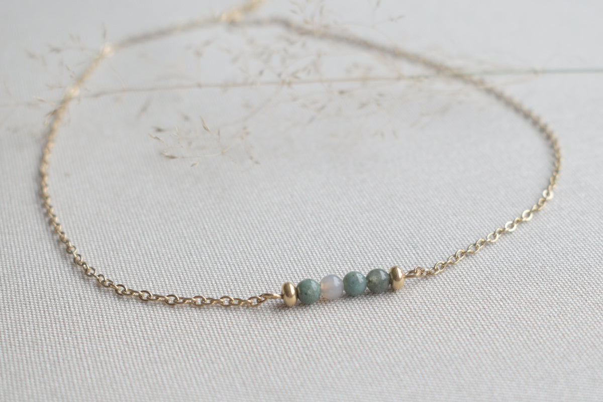 Eine filigrane goldene Kette mit echten Achat  Edelsteinen – zeitlos, elegant und voller Bedeutung