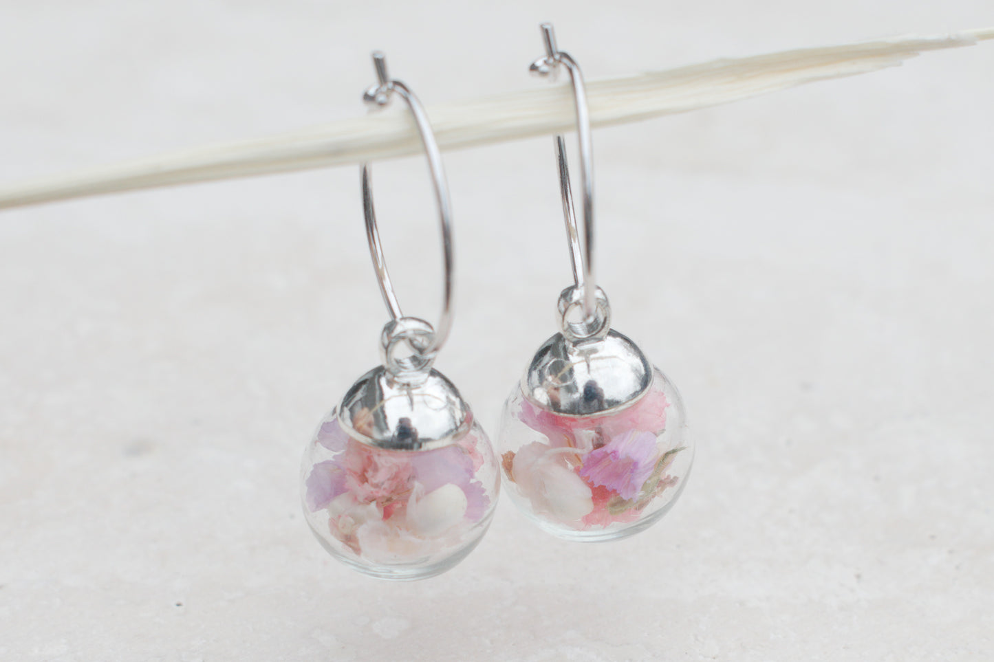 Silberne Creolen Ohrringe mit echten Blüten in Glasperle – Skandi Schmuck – Naturschmuck – Florale Ohrringe minimalistisch