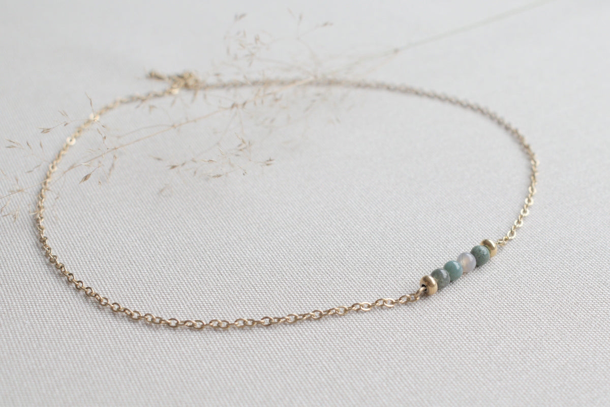 Eine filigrane goldene Kette mit echten Achat  Edelsteinen – zeitlos, elegant und voller Bedeutung