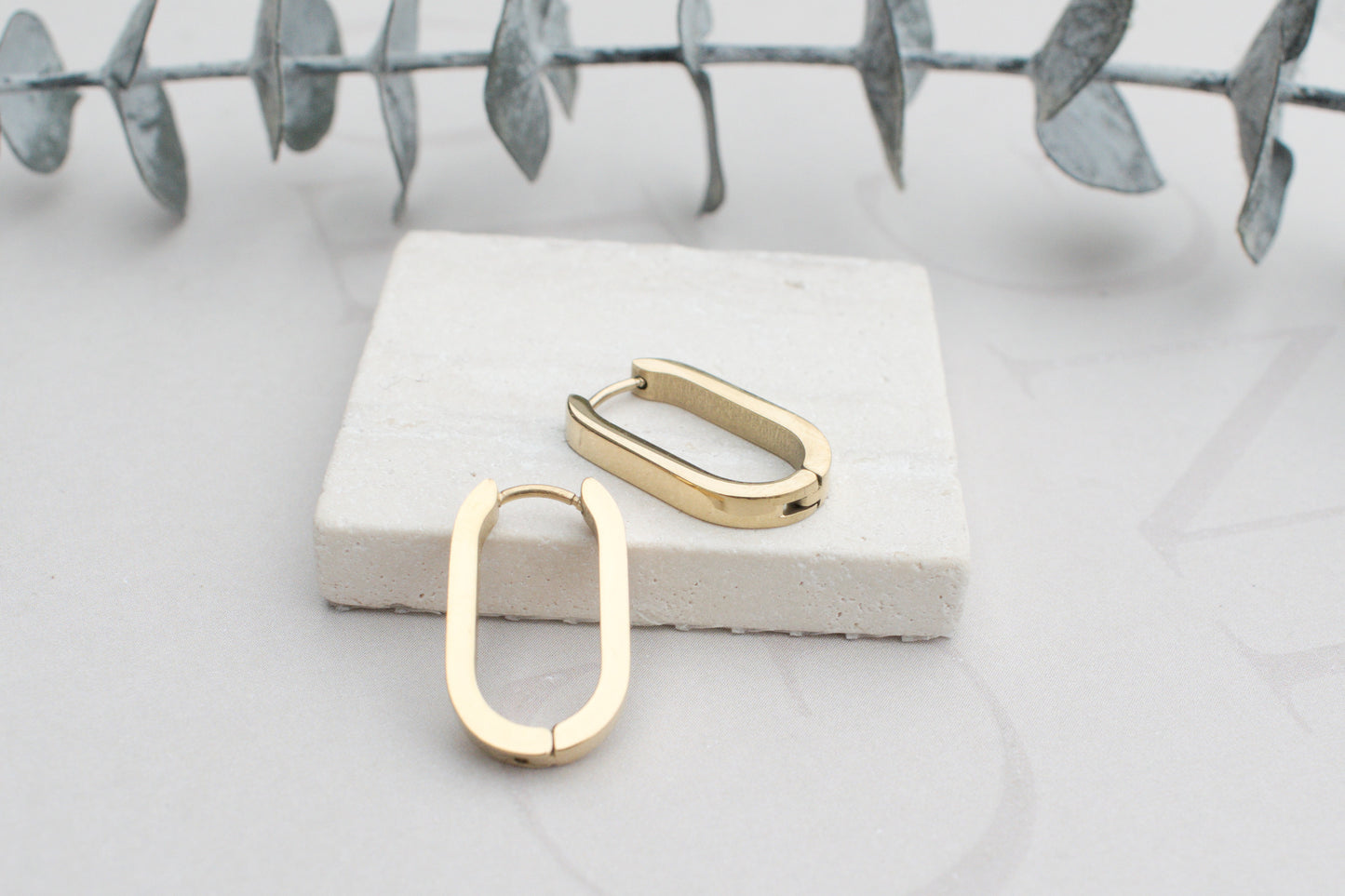 Vergoldete Hängeohrringe aus Edelstahl – rechteckig und geometrisch im Industrial Style