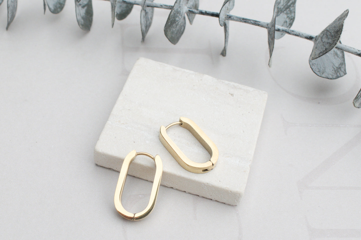 Vergoldete Hängeohrringe aus Edelstahl – rechteckig und geometrisch im Industrial Style