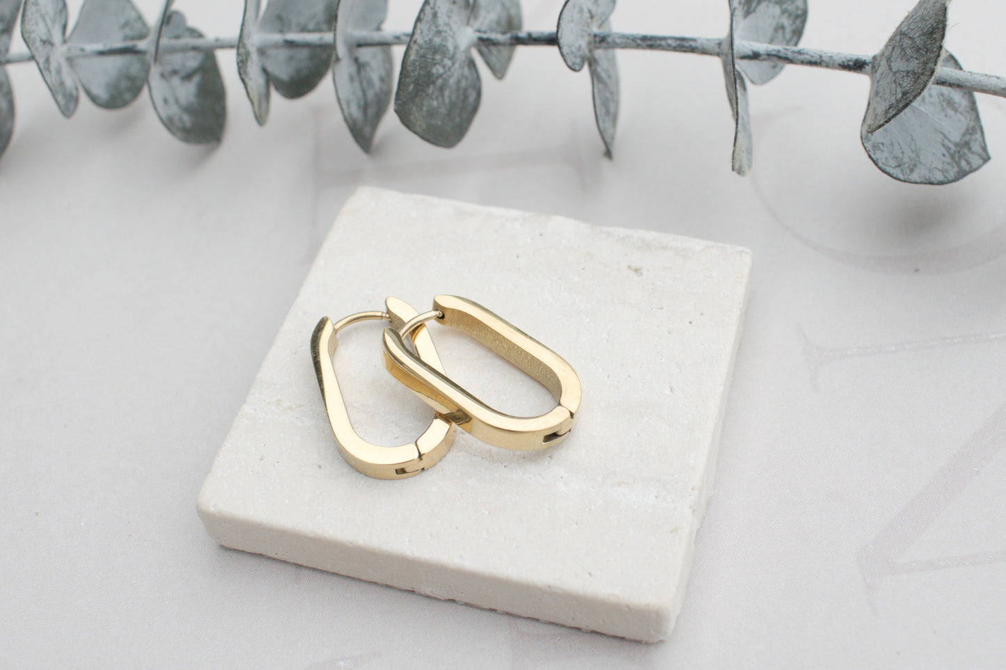 Vergoldete Hängeohrringe aus Edelstahl – rechteckig und geometrisch im Industrial Style