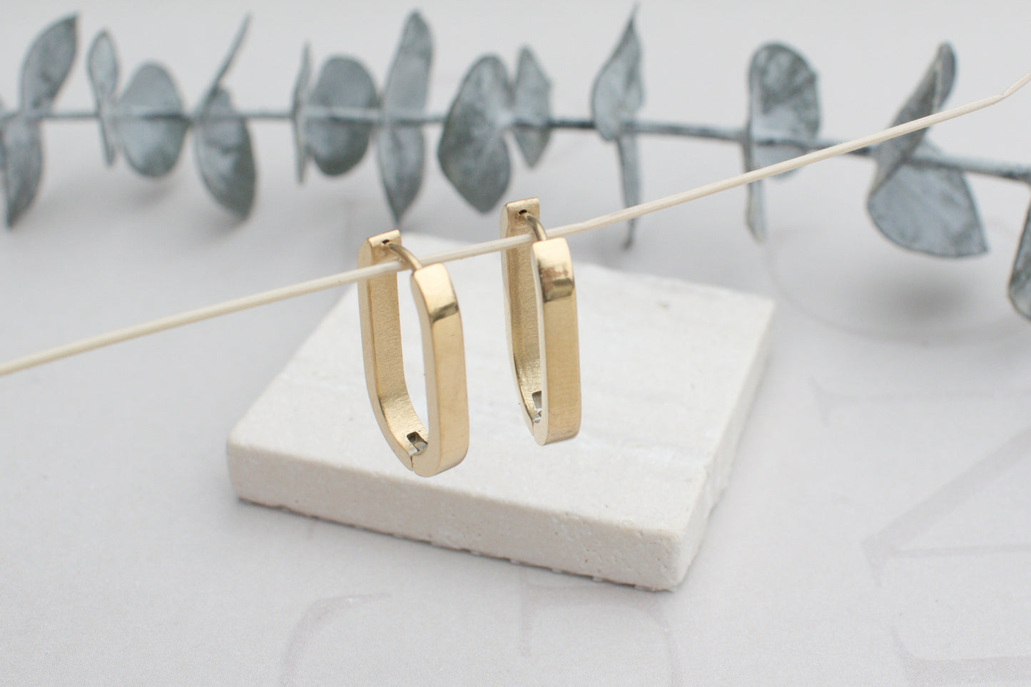 Vergoldete Hängeohrringe aus Edelstahl – rechteckig und geometrisch im Industrial Style