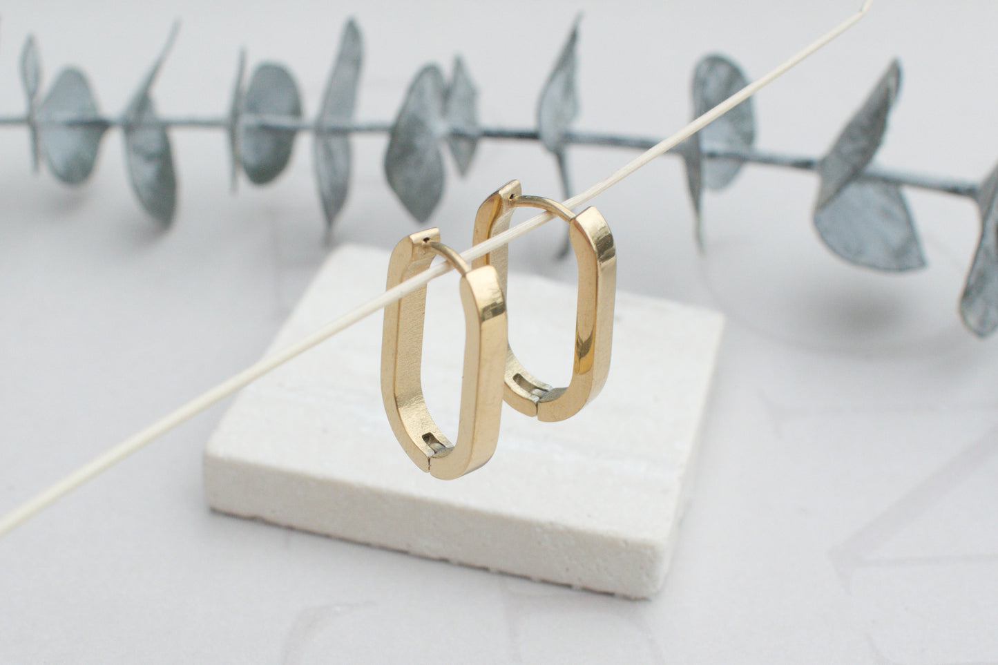 Vergoldete Hängeohrringe aus Edelstahl – rechteckig und geometrisch im Industrial Style