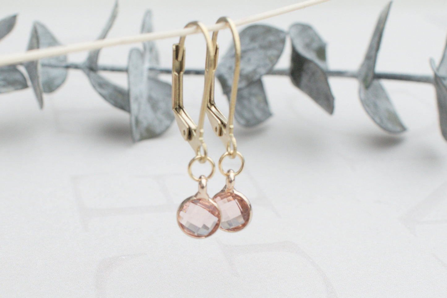 Zarte minimalistische goldenen Ohrringe mit elegantem rosa Anhängern