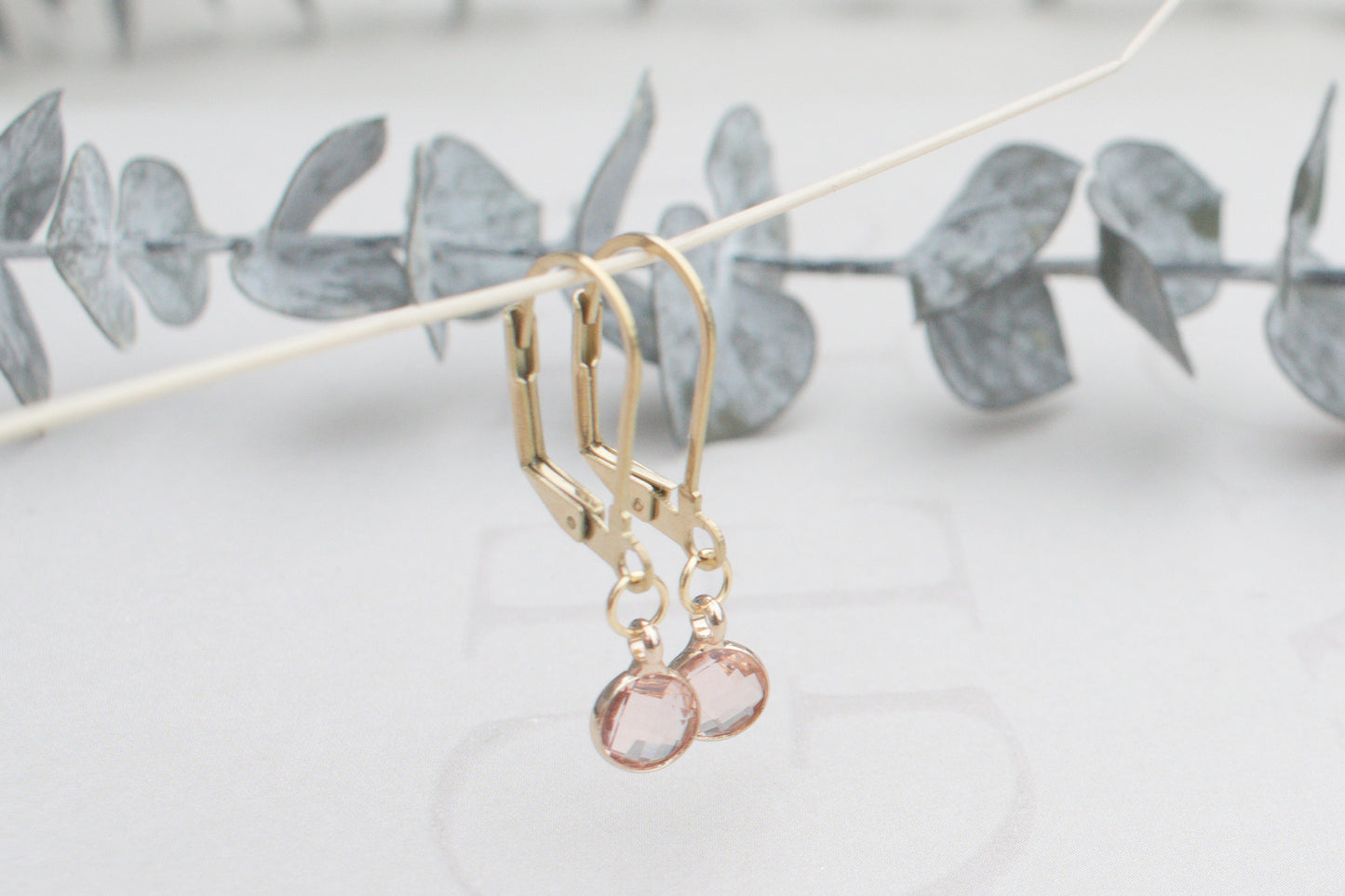 Zarte minimalistische goldenen Ohrringe mit elegantem rosa Anhängern