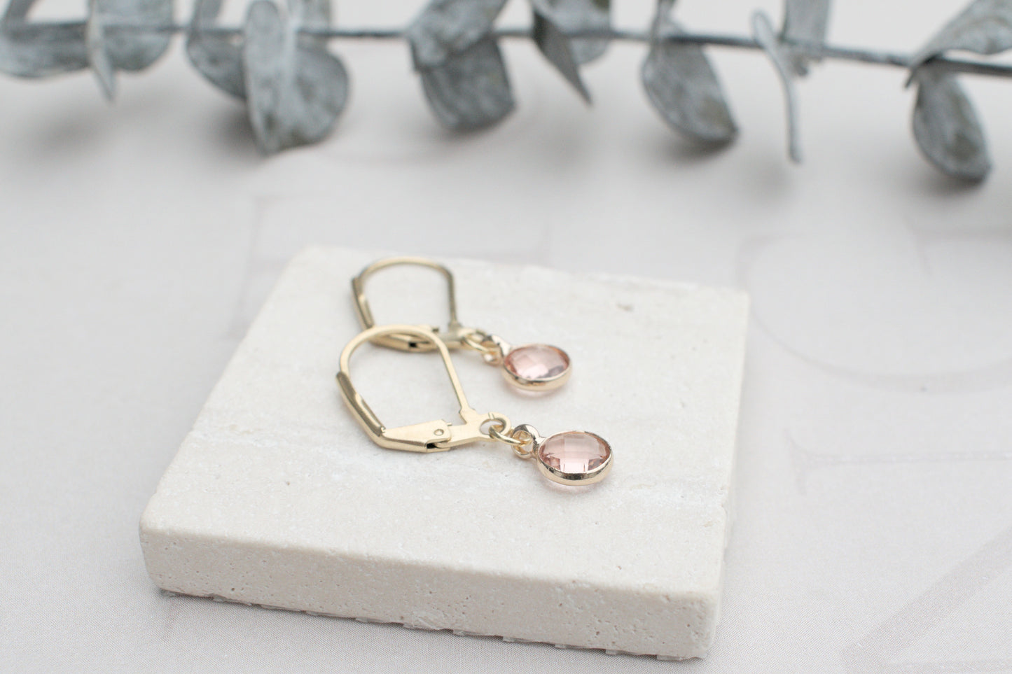 Zarte minimalistische goldenen Ohrringe mit elegantem rosa Anhängern