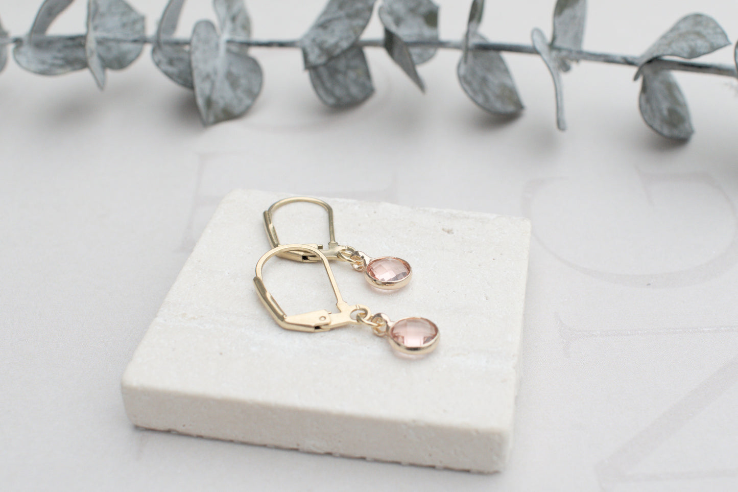 Zarte minimalistische goldenen Ohrringe mit elegantem rosa Anhängern