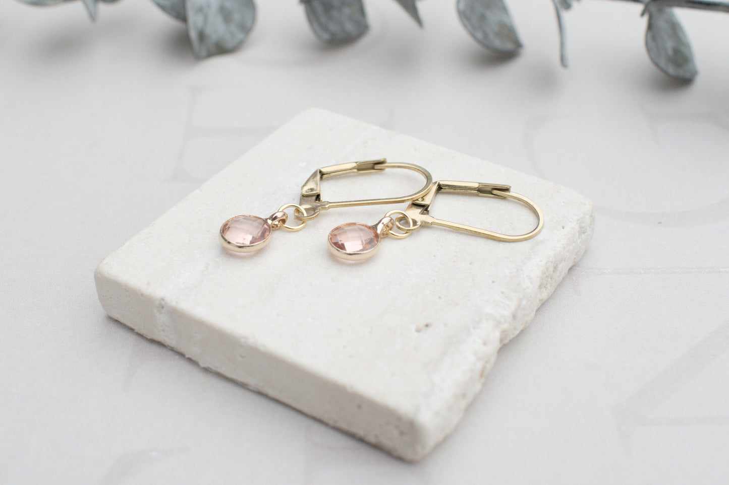 Zarte minimalistische goldenen Ohrringe mit elegantem rosa Anhängern