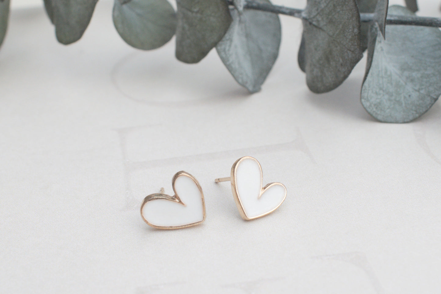 Weiße Herz Ohrstecker mit goldenem Rahmen, liebevolle Ohrringe, romantischer Schmuck, Geschenk für Sie