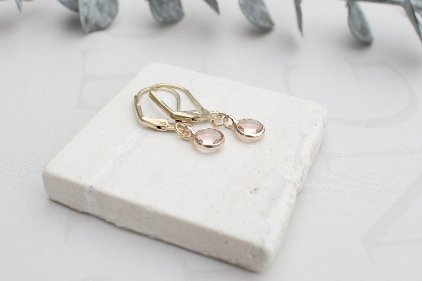 Zarte minimalistische goldenen Ohrringe mit elegantem rosa Anhängern